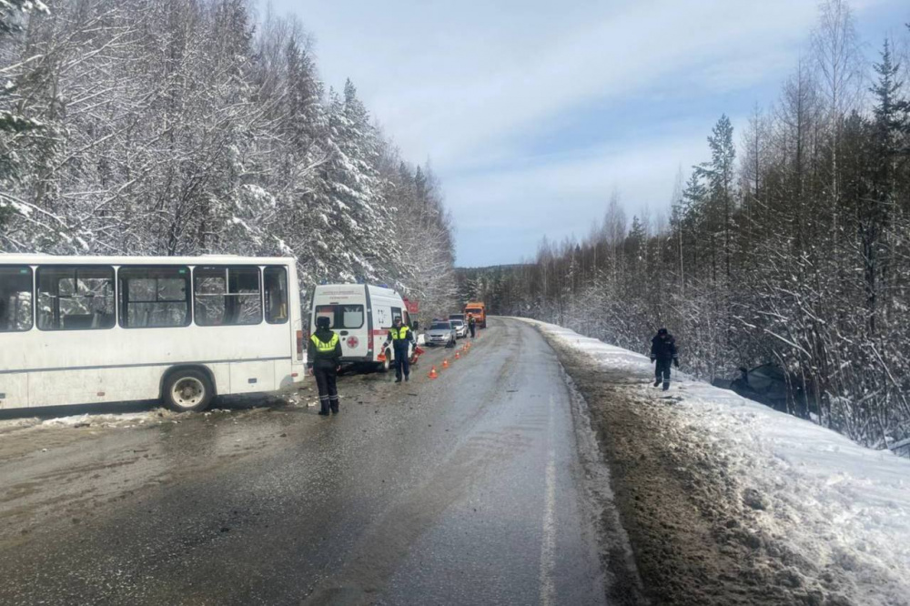 На дороге Пригородного района Нижнего Тагила столкнулись автобус и автомобиль: есть пострадавшие  | На Урале в ДТП попал автобус с пассажирами внутри 