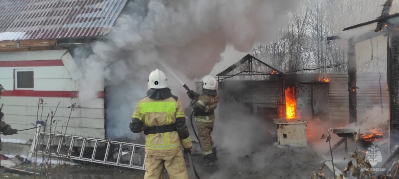 В Нижнем Тагиле сгорели садовый дом, гараж и автомобиль В Нижнем Тагиле сгорели садовый дом, гараж и автомобиль