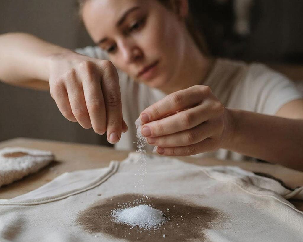 Сыплю 1 щепотку — и пятно растворяется: средство против жира, которое не рекламируют по ТВ