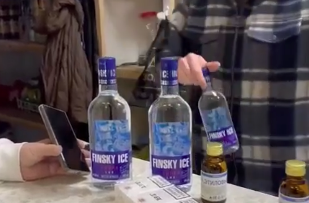 Жители Сортировки в Екатеринбурге снова жалуются на "магазин шаговой доступности" | Нелегальная торговля в Екатеринбурге: что нашли в магазине на Сортировке