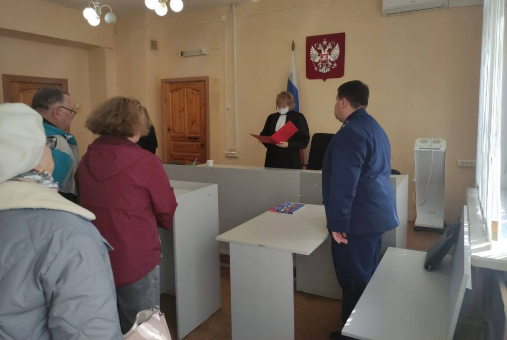 В Свердловской области осудили бывшего механика, по вине которого в ДТП погибли восемь человек | На Урале бывшего механика автобуса отправили в колонию за гибель в ДТП восьми человек