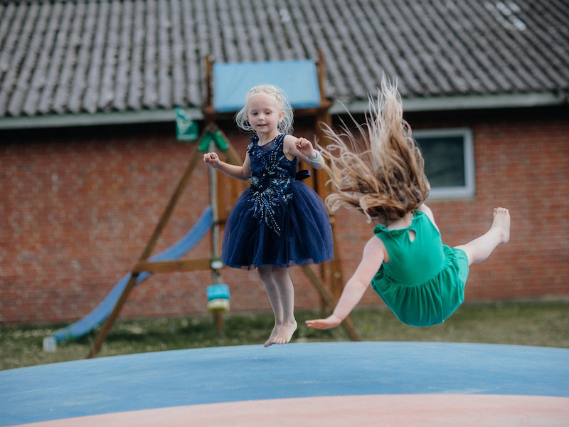 7-летняя девочка сломала позвоночник на аттракционе в Свердловской области 7-летняя девочка сломала позвоночник на аттракционе в Свердловской области