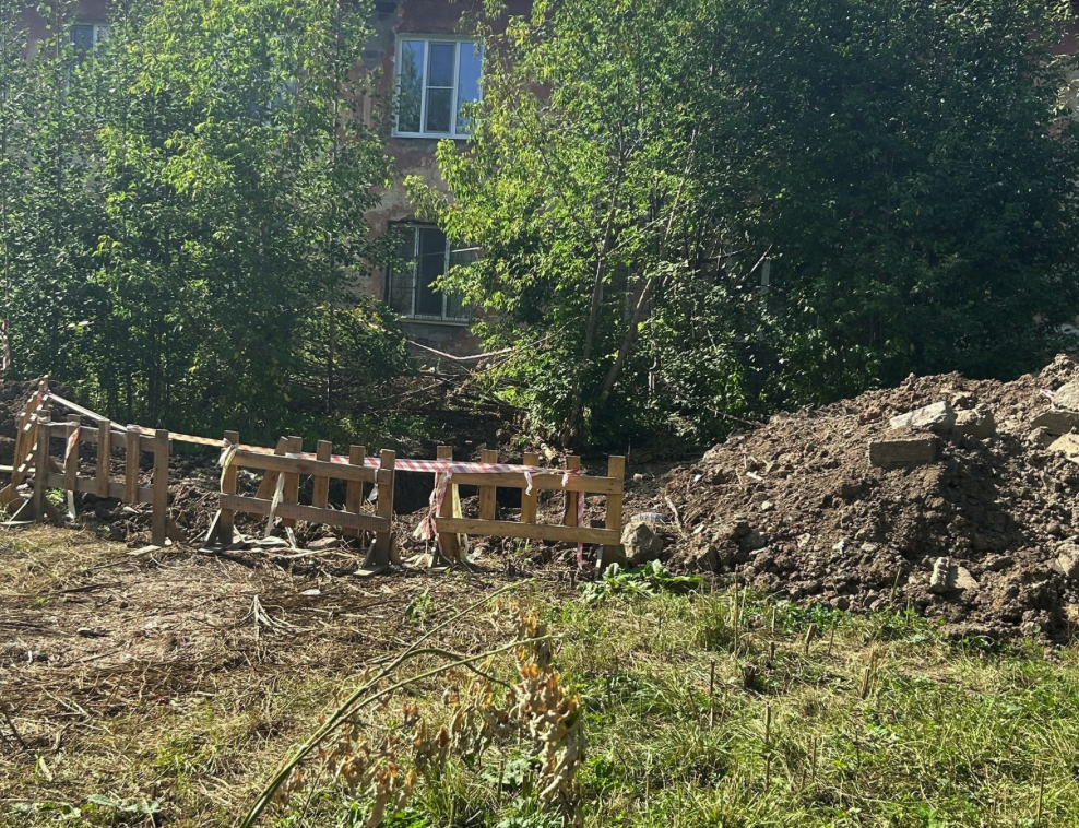 В Дзержинском районе по Тимирязева уже который год топит подвал дома горячей водой