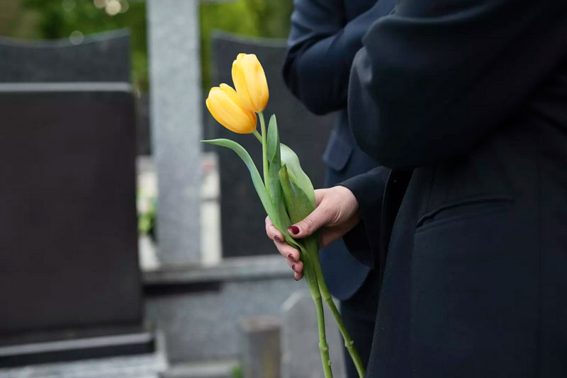 В Нижнем Тагиле раскопали могилу матери блогера: в деле фигурирует скандальная блогерша из Орска | В Тагиле раскопали могилу матери блогера после скандала с блогершей