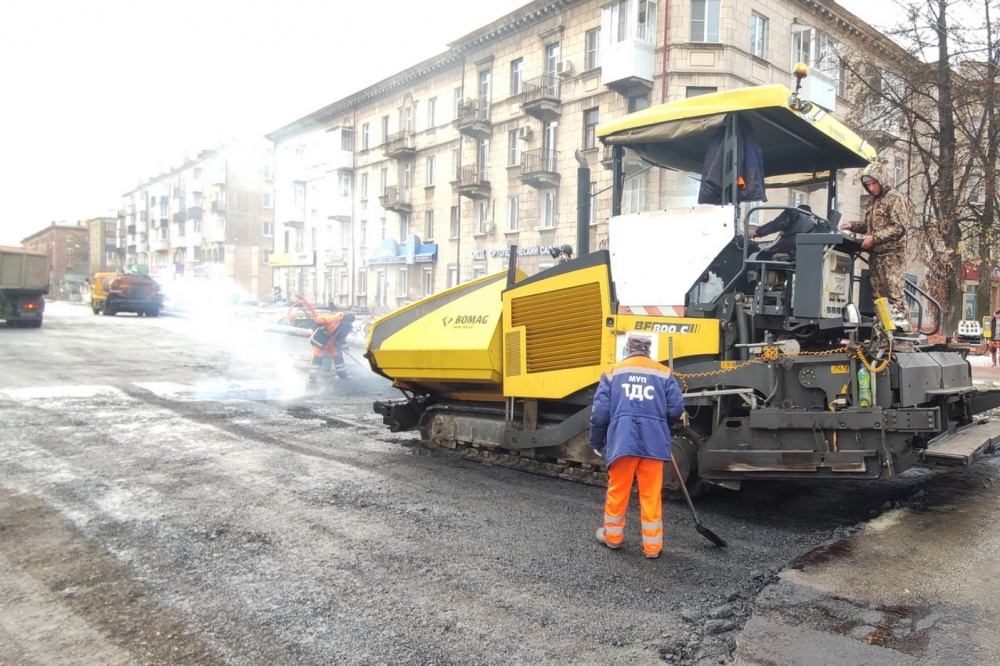 В Нижнем Тагиле заасфальтировать участок на Октябрьской революции могут уже через две недели | На Урале приступили к укладке асфальта на одном из объектов национального проекта