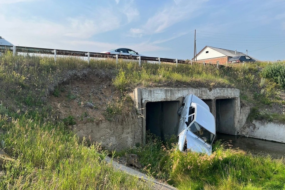 В Урале в селе водитель волги вылетел с моста в реку