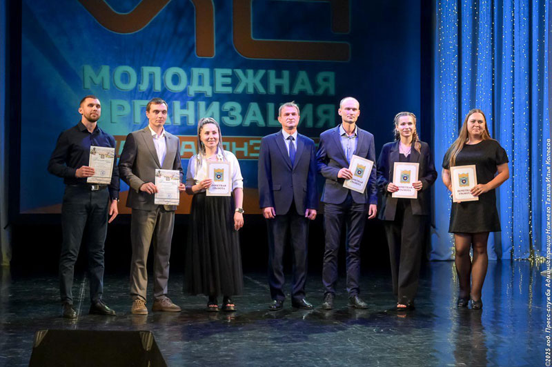 В Нижнем Тагиле молодежь Уралвагонзавода награждена за заслуги в общественной и профессиональной деятельности | Молодые таланты Уралвагонзавода получили заслуженные награды от Главы города В Нижнем Тагиле молодежь Уралвагонзавода награждена за заслуги в общественной и профессиональной деятельности | Молодые таланты Уралвагонзавода получили заслуженные награды от Главы города