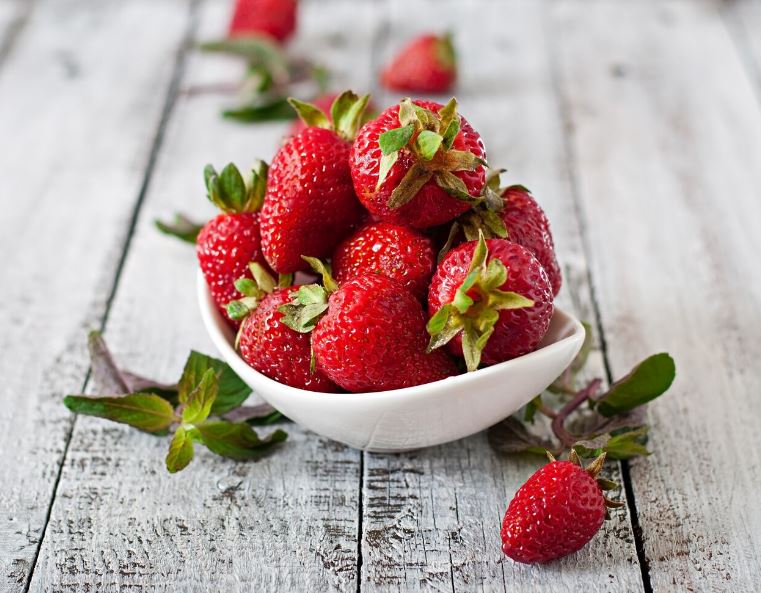 На прилавках свердловских магазинов появится первая партия клубники из Киргизии | На Средний Урал привезли первые пять тонн клубники из Киргизии