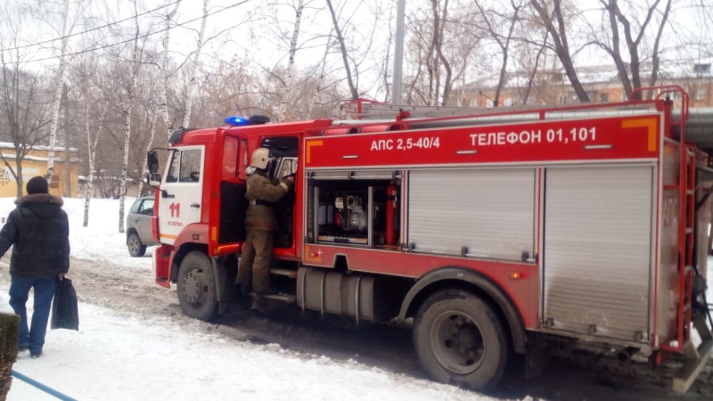 Днем в Тагиле в пятиэтажке горела квартира. Спасатели эвакуировали десять человек Днем в Тагиле в пятиэтажке горела квартира. Спасатели эвакуировали десять человек