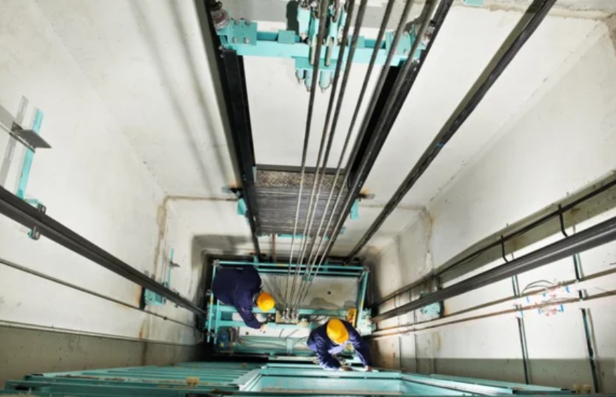 Из-за нарушения со стороны работников ногу тагильчанки зажало в шахте лифта: дело рассмотрели в суде | На Урале работников «Тагиллифта» привлекли к ответственности за травмирование женщины в лифте