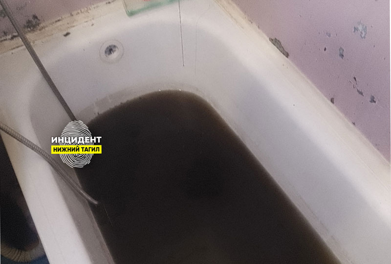 Нижний Тагил: из крана на Вагонке после включения горячей воды потекла черная жидкость | В Нижнем Тагиле из крана потекла черная вода: жители в шоке
