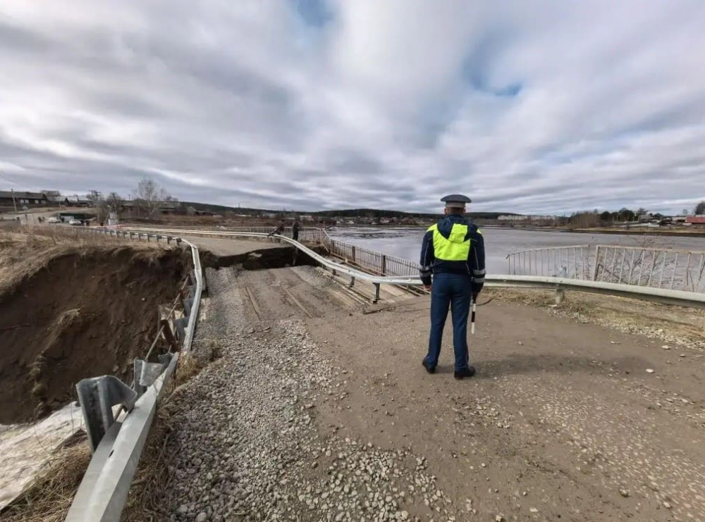 В селе Лая под Нижним Тагилом смыло мост — жители остались без переправы | В селе под Нижним Тагилом смыло мост 