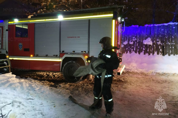 Ночью в одной из девятиэтажек Нижнего Тагила загорелся мусор Ночью в одной из девятиэтажек Нижнего Тагила загорелся мусор