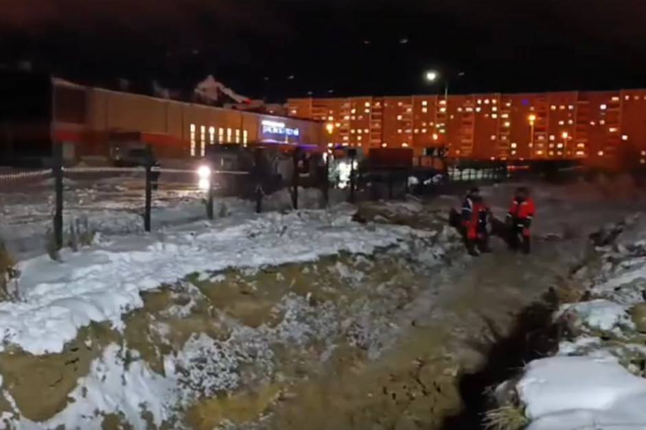 В Нижнем Тагиле продолжают ликвидировать коммунальную аварию | На Урале устраняют крупный засор на сети канализации 