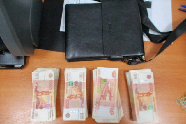 Свердловские таможенники задержали пассажира, который пытался вывезти миллионы рублей в Таджикистан | На Урале таможенники остановили предпринимателя, который пытался вывезти крупную сумму денег