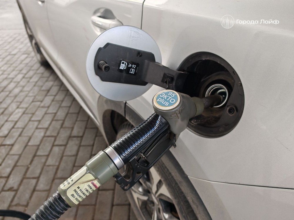 10 литров 92-го + 5 литров 95-го: чем заправлять машину летом, чтобы сэкономить бензин 