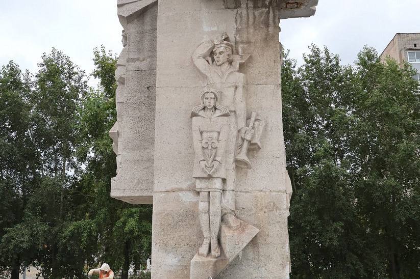 В Нижнем Тагиле отремонтировали памятник строителям  | На Урале почти за полтора миллиона рублей восстановили памятник