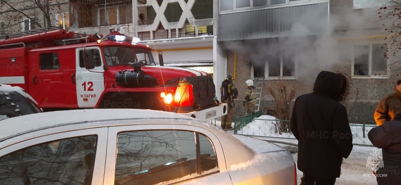 Накануне в Нижнем Тагиле в девятиэтажке случился пожар. Огнеборцы спасли 17 человек