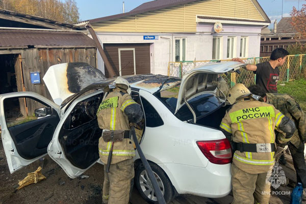 Накануне в Нижнем Тагиле сгорела легковушка Накануне в Нижнем Тагиле сгорела легковушка