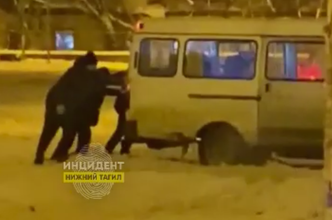 Герои снежного коллапса: Тагильчане объединяют усилия, чтобы преодолеть трудности Герои снежного коллапса: Тагильчане объединяют усилия, чтобы преодолеть трудности