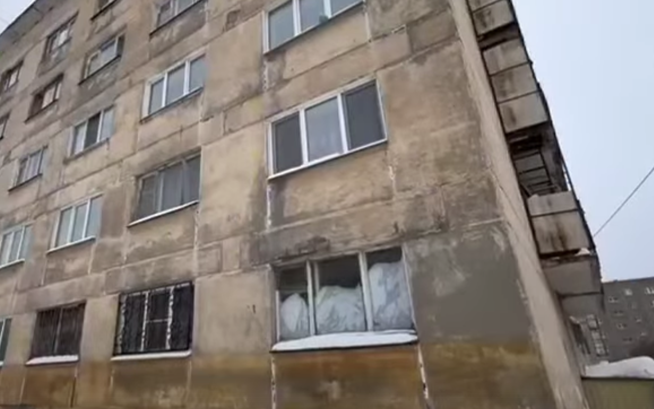 В Нижнем Тагиле инвалид проживает в холодной комнате, в доме, покрытом плесенью, без воды, с оголенными проводами и с вечными потопами