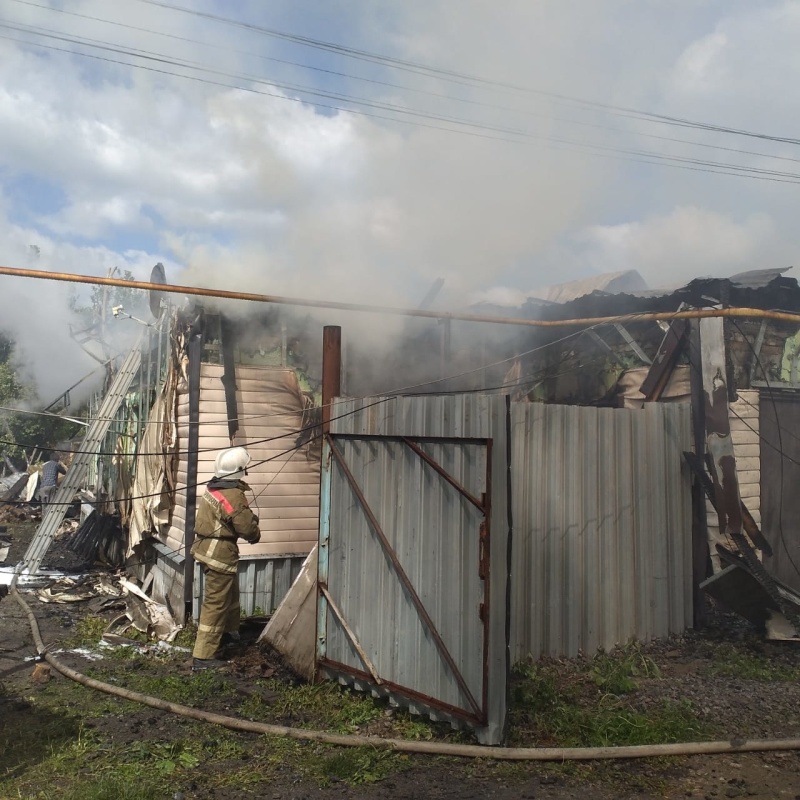 В выходные в Нижнем Тагиле на большой площади полыхали хозпостройки