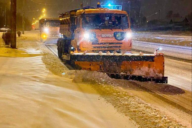 В Свердловской области выпало до пяти сантиметров снега: дорожные службы борются со снегопадом | На Урале задействовали технику для борьбы со снегопадом