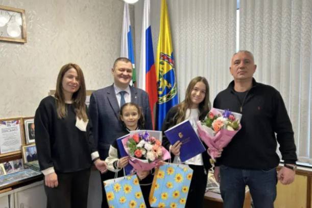 Школьницы из села под Нижним Тагилом взяли бронзу в Первенстве Мира по шашкам | Сестры-свердловчанки вернулись с медалями с Первенства Мира по шашкам