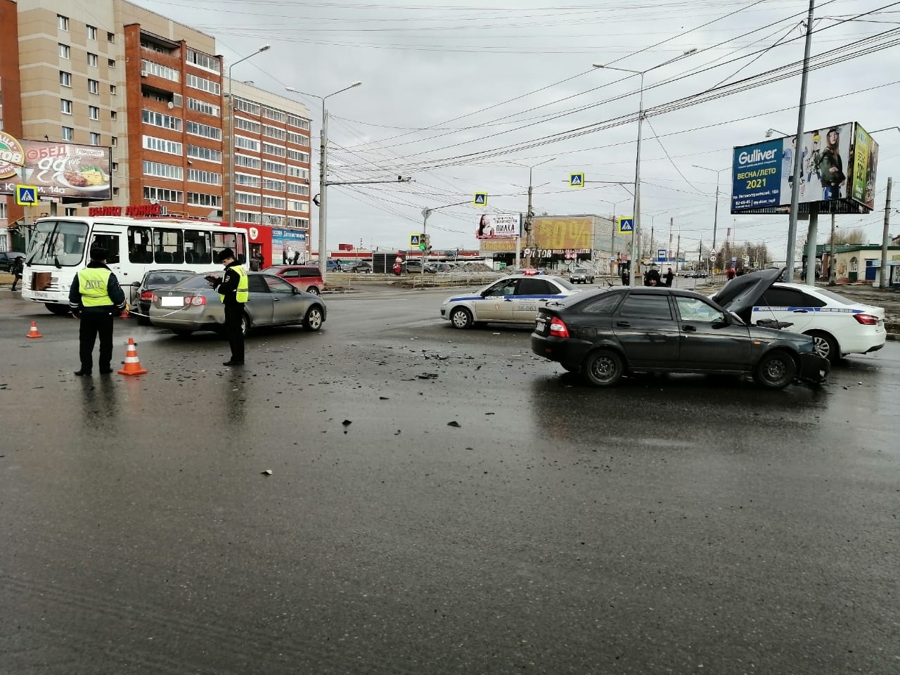 В Нижнем Тагиле пассажирский автобус попал в массовое ДТП. Есть пострадавший