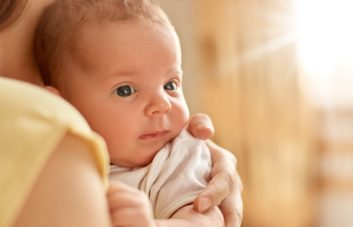 Не «сюсюкайся» с ним — вырастет слабым: эксперты развеяли мифы о том, как надо обращаться с младенцем  