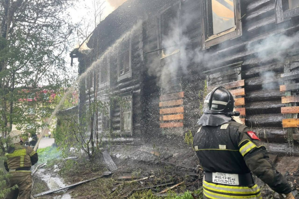 В Нижнем Тагиле произошел пожар: были задействованы боевые пожарные расчеты по повышенному рангу | На Урале произошел серьезный пожар, огонь мог распространиться на другие здания