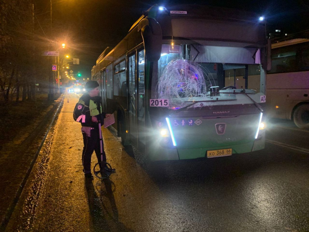 В Екатеринбурге пешеход получил тяжёлые травмы после наезда автобуса на перекрёстке | В Екатеринбурге автобус сбил пешехода, нарушившего правила перехода дороги