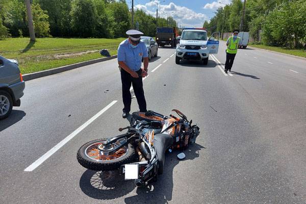 В Нижнем Тагиле ГИБДД проводит проверку по факту ДТП, в результате которого травмы получил мотоциклист