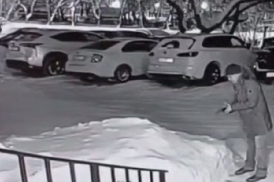 В Нижнем Тагиле мужчина открыл стрельбу после ссоры с женой | Стрельба во дворе Нижнего Тагила: мужчина после ссоры с женой открыл огонь