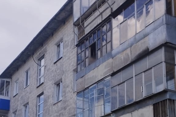 В Нижнем Тагиле двое детей вылезали по пояс с балкона и сбрасывали вещи | На Урале двоих детей спасли от возможной трагедии 