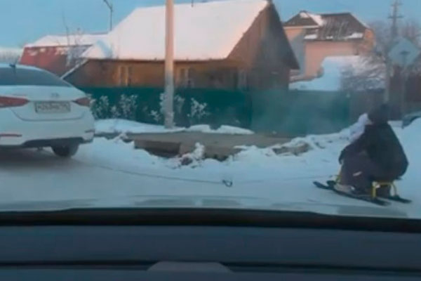 В Нижнем Тагиле сотрудники ГИБДД задержали нетрезвого водителя, который катал детей на снегокате, прицепив его к автомобилю В Нижнем Тагиле сотрудники ГИБДД задержали нетрезвого водителя, который катал детей на снегокате, прицепив его к автомобилю