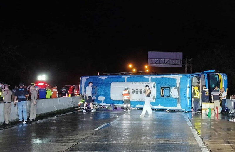 Туристический автобус перевернулся в Таиланде, россияне не пострадали | На севере Таиланда перевернулся автобус, россияне не пострадали