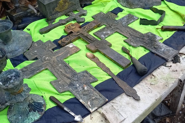 На Урале рыбаки нашли церковные украшения в болоте: предметы будут переданы служителям церкви