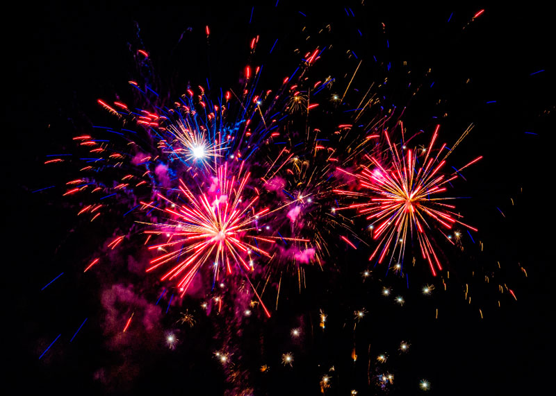 Не только штраф: юристы предупредили об уголовной ответственности за запуск салютов на балконах и у домов | Юристы напомнили о штрафах за неправильный запуск салютов Не только штраф: юристы предупредили об уголовной ответственности за запуск салютов на балконах и у домов | Юристы напомнили о штрафах за неправильный запуск салютов