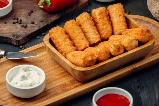 Чем опасен хрустящий кляр: россиянам рассказали о риске роста холестерина и других последствиях | Эксперт Лялина: жареные блюда увеличивают риск воспалений 