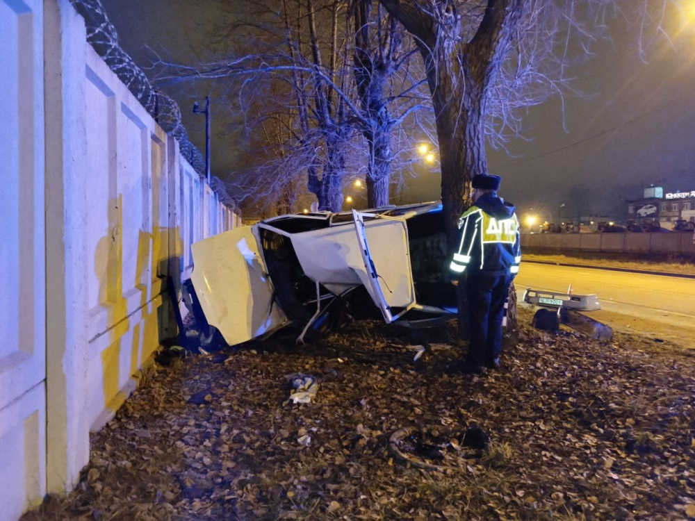В Нижнем Тагиле рано утром погиб водитель «Лады», его пассажир травмировался  | 23-летний водитель «Лады» погиб в ДТП в Нижнем Тагиле 