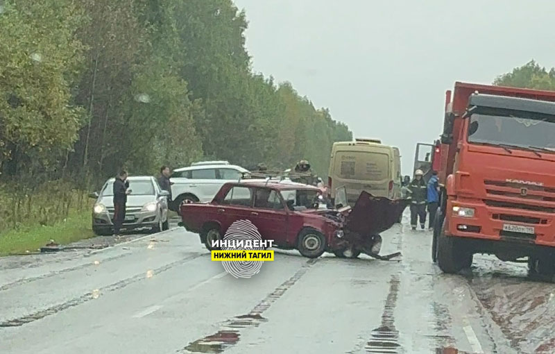 Салдинский тракт встал в пробке после масштабного ДТП с четырьмя авто | Четыре автомобиля столкнулись на Салдинском тракте под Нижним Тагилом Салдинский тракт встал в пробке после масштабного ДТП с четырьмя авто | Четыре автомобиля столкнулись на Салдинском тракте под Нижним Тагилом