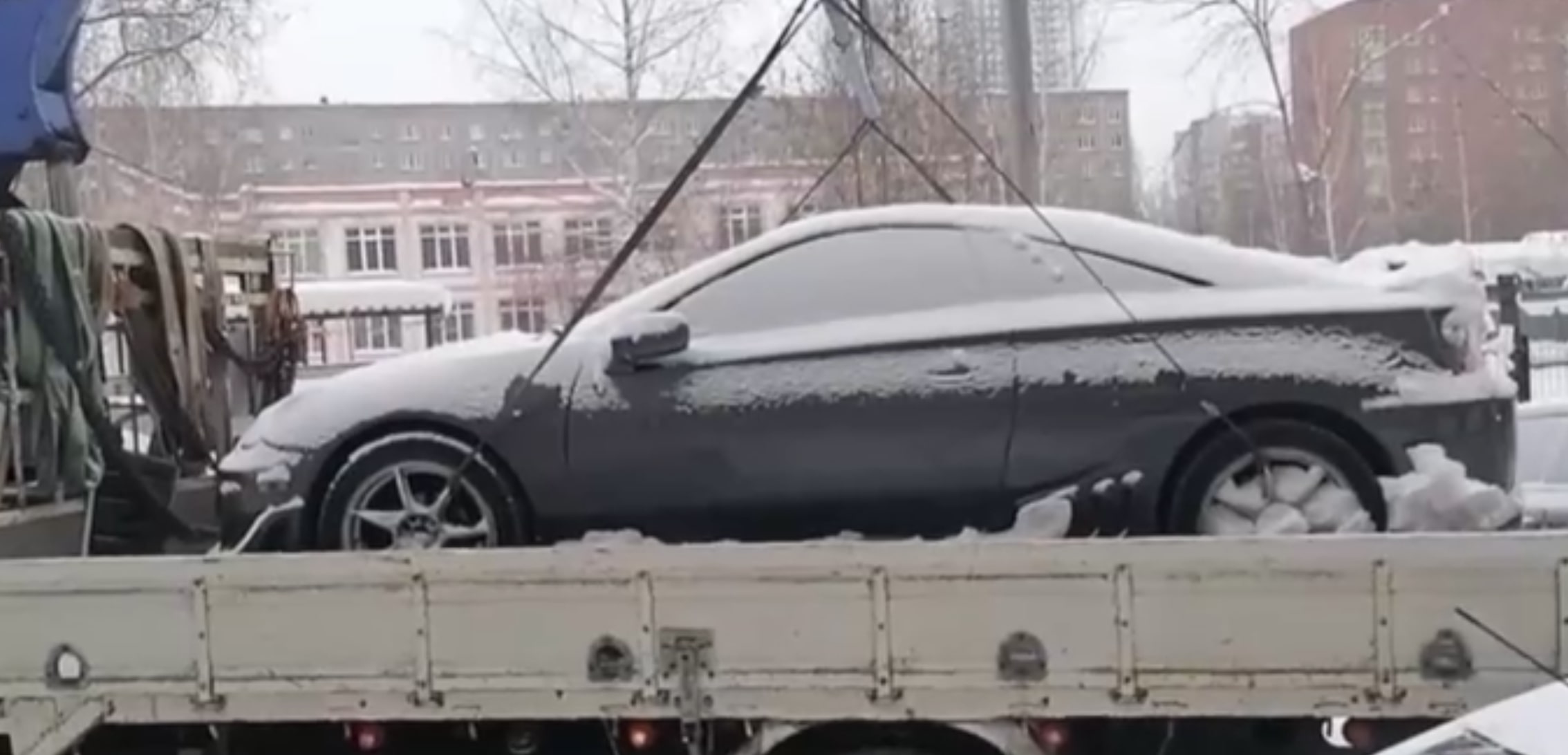 На Урале должник скрывал свой автомобиль от приставов в сугробе