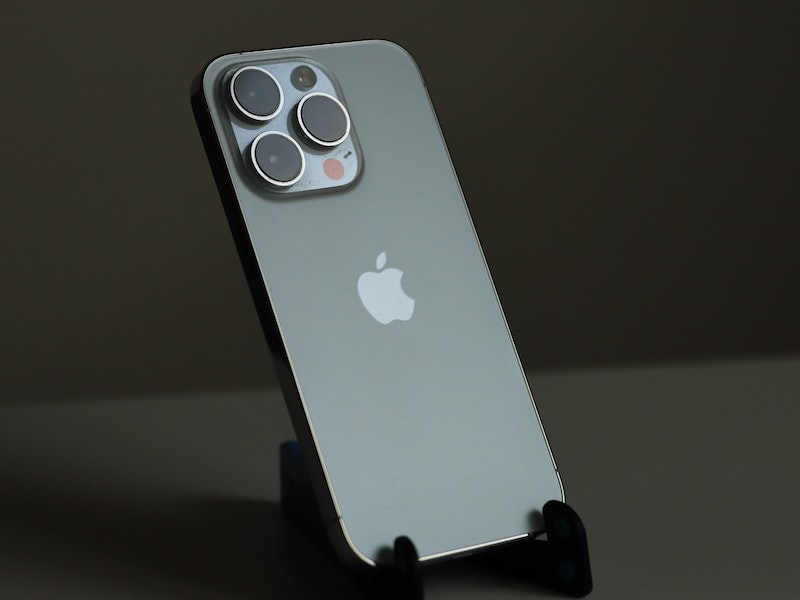 Сколько россиянину нужно работать, чтобы купить новый айфон: аналитики насчитали 42 дня | Индекс iPhone 2024: россиянину нужно работать 42 дня на новый телефон