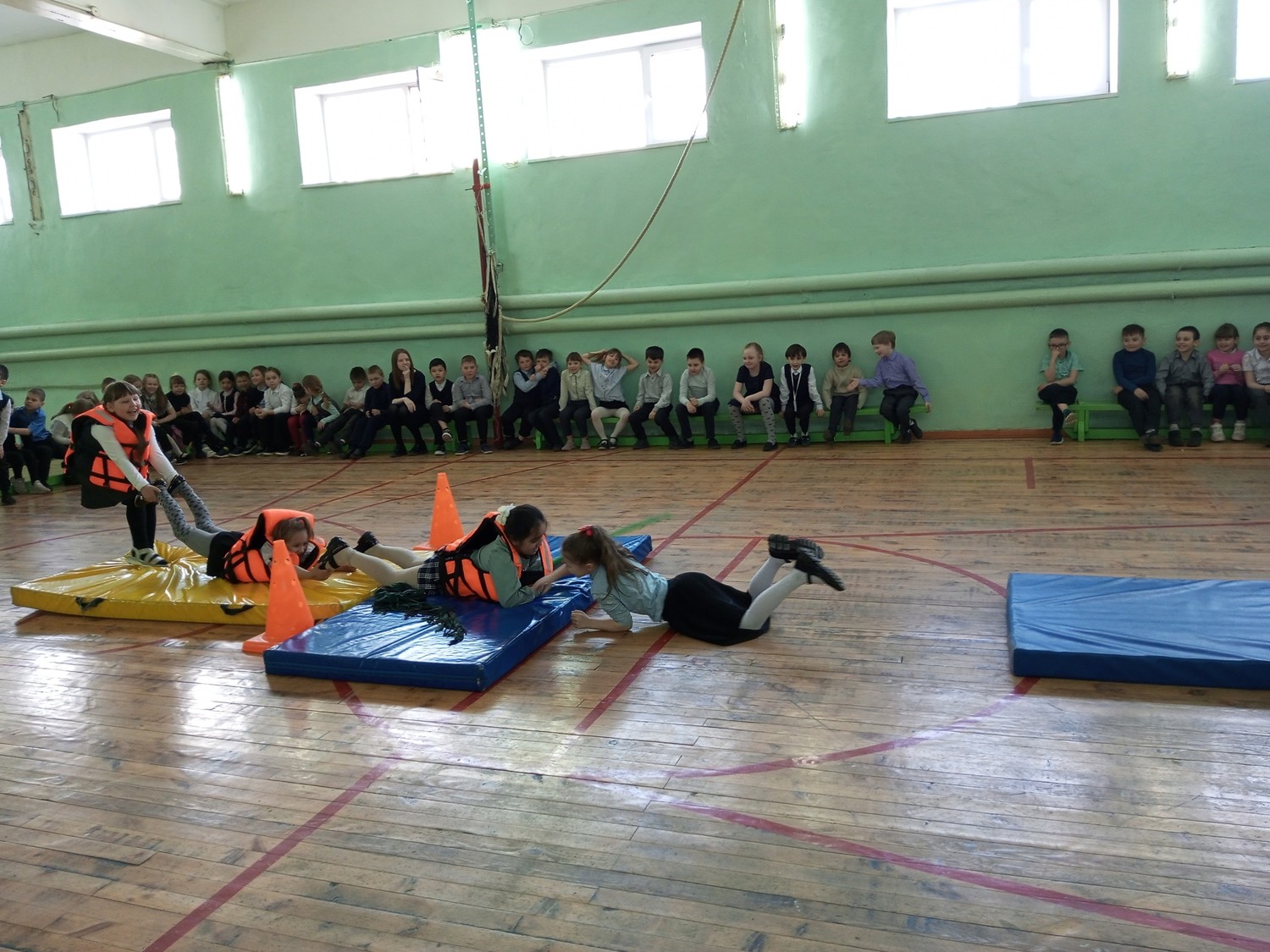 Школьники Нижнего Тагила прошли практические занятия по спасению людей на льду Школьники Нижнего Тагила прошли практические занятия по спасению людей на льду