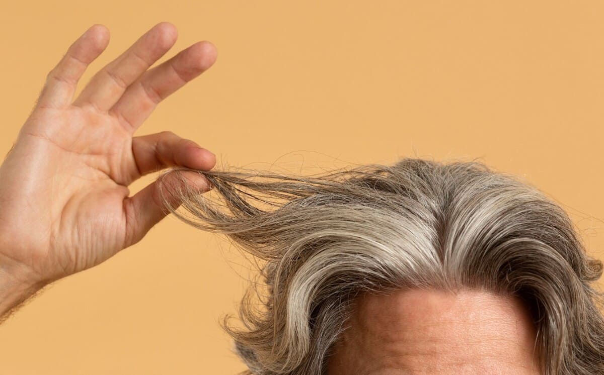 Нанесла 1 раз — и седина исчезла: чудо-маска на 10 минут, чтобы вернуть волосам цвет и молодость