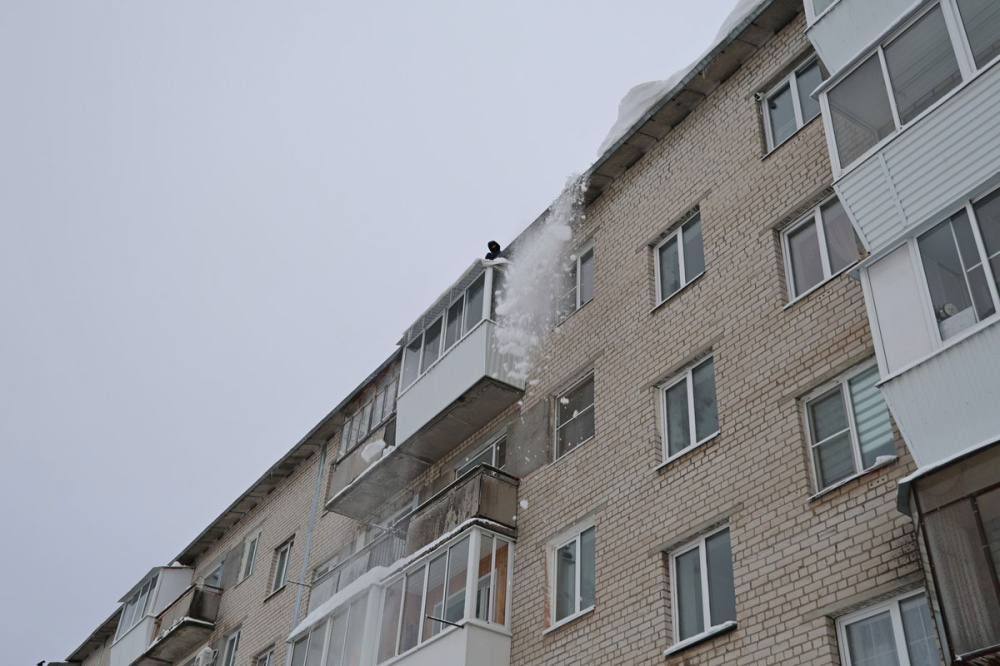 Снежная глыба с крыши упала на школьницу в Нижнем Тагиле | Школьница пострадала от падения снега с крыши в Нижнем Тагиле Снежная глыба с крыши упала на школьницу в Нижнем Тагиле | Школьница пострадала от падения снега с крыши в Нижнем Тагиле