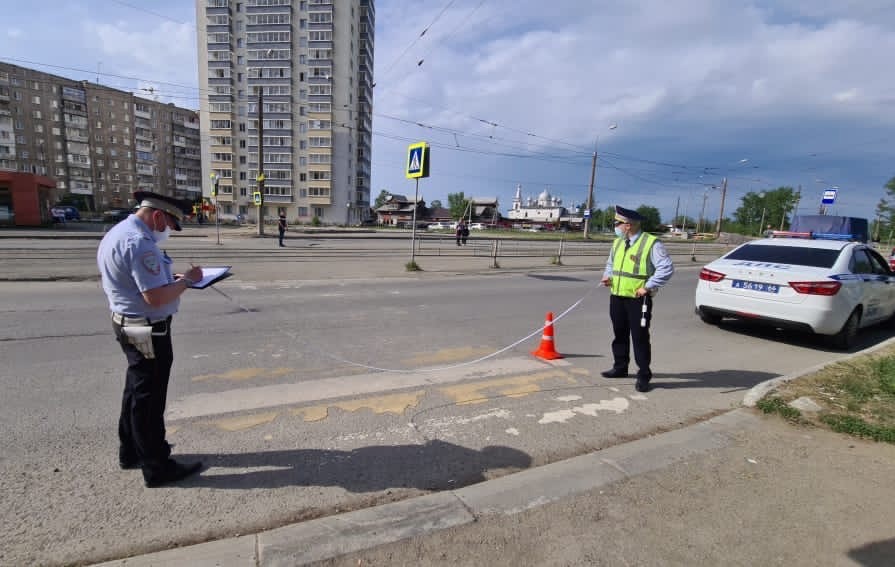 Сотрудники ГИБДД устанавливают обстоятельства ДТП, в результате которого пострадал несовершеннолетний пешеход Сотрудники ГИБДД устанавливают обстоятельства ДТП, в результате которого пострадал несовершеннолетний пешеход