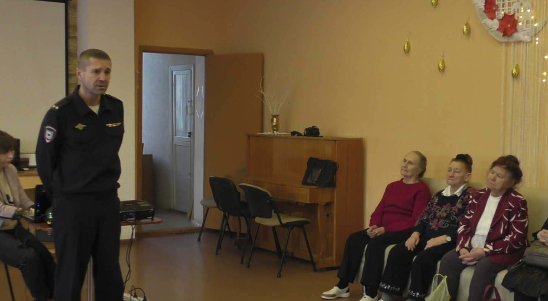 В Нижнем Тагиле сотрудники полиции совместно с социальными службами проводят профилактические мероприятия по мошенничеству с людьми пенсионного возраста В Нижнем Тагиле сотрудники полиции совместно с социальными службами проводят профилактические мероприятия по мошенничеству с людьми пенсионного возраста