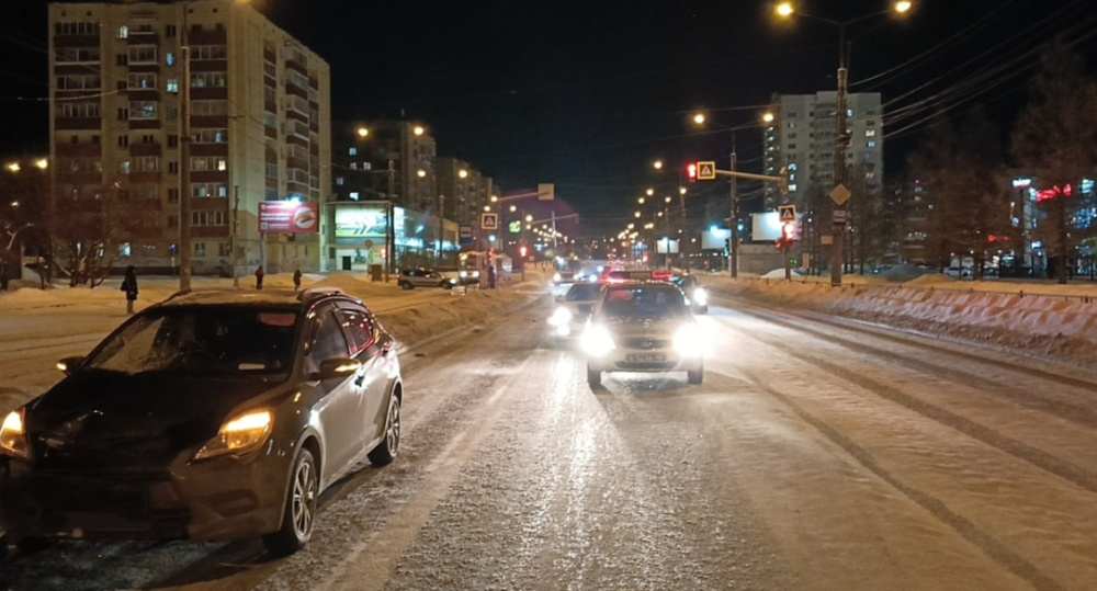 Перебежала на красный: в Нижнем Тагиле на Ленинградском проспекте сбили пешехода на зебре | В Нижнем Тагиле машина сбила женщину на пешеходном переходе